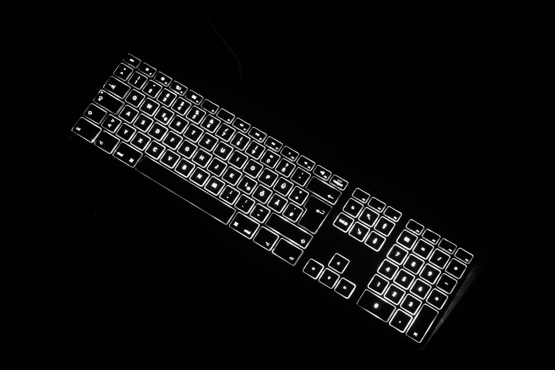 Matias Aluminium Extended USB Keyboard mit RGB-Hintergrundbeleuchtung Swiss-Layout (Schweiz) für Mac OS - Space-Grey mit schwarzen Tasten