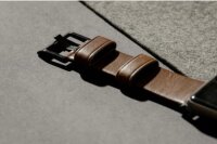 Correa Nomad Modern Leather para Apple Watch 42/44/45/49 mm - Conector negro / Marrón