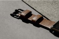 Correa Nomad Modern Leather para Apple Watch 42/44/45/49 mm - Conector negro / Marrón